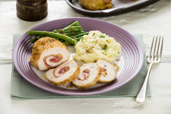 Картинка еда разное мясной рулет спаржа пюре