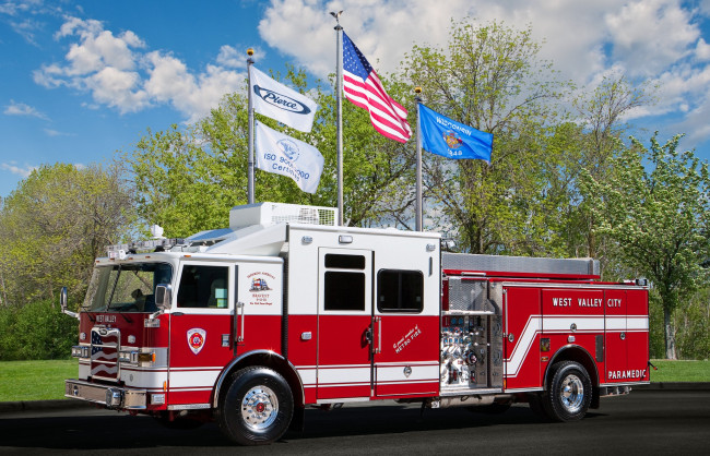 Обои картинки фото автомобили, пожарные машины, пожарный, автомобиль, флаги
