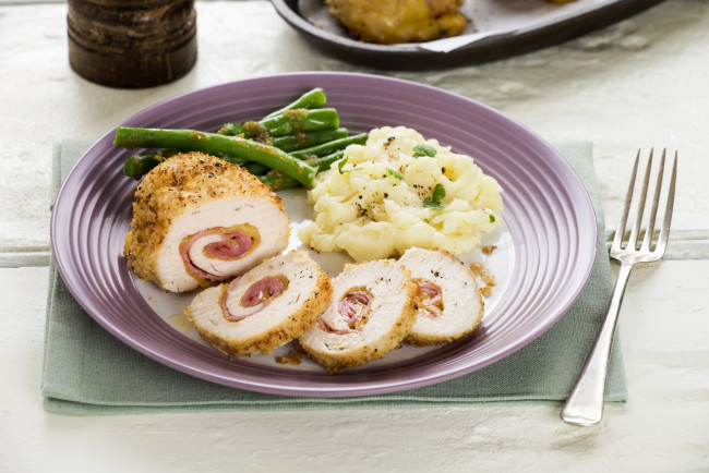 Обои картинки фото еда, разное, мясной, рулет, спаржа, пюре