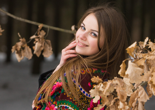 Обои картинки фото девушки, -unsort , брюнетки,  шатенки, платок, улыбка