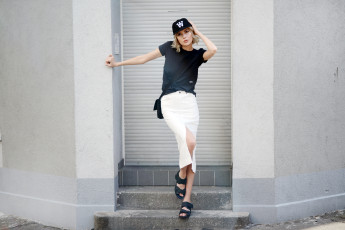 Картинка девушки ebba+zingmark жалюзи юбка блондинка кепка