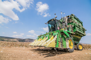 Картинка техника комбайны уборка поле