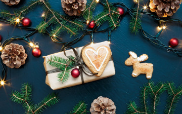 Картинка праздничные подарки+и+коробочки ёлка шарики ветки подарок пряники шишки гирлянда