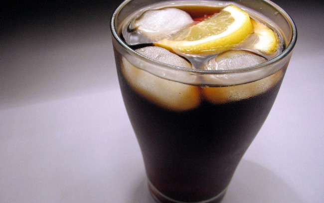 Обои картинки фото еда, напитки, кубики, лимон, лед, кока-кола