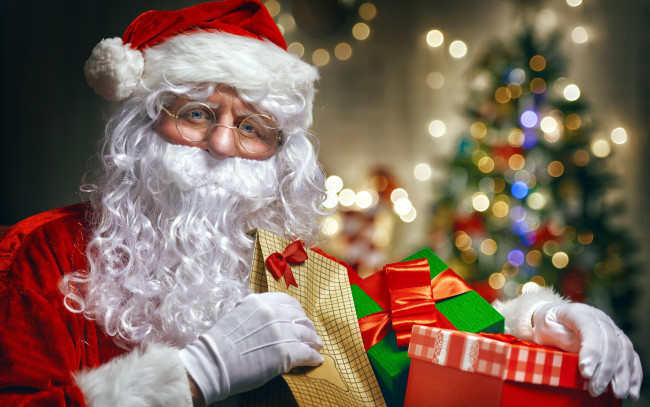 Обои картинки фото праздничные, дед мороз,  санта клаус, санта, боке, подарки