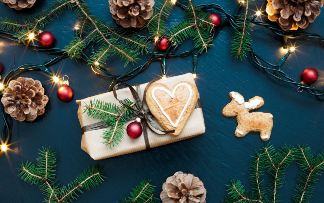 Обои картинки фото праздничные, подарки и коробочки, ёлка, шарики, ветки, подарок, пряники, шишки, гирлянда