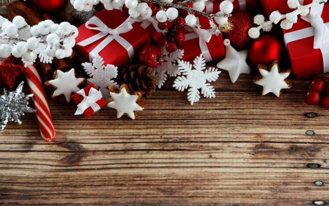 Обои картинки фото праздничные, украшения, коробки, снежинки, шишки, ветки, звездочки