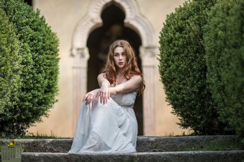 Картинка календари девушки 2018 взгляд куст