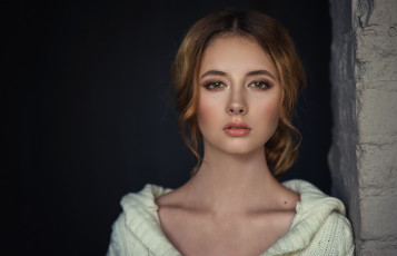 Картинка девушка девушки -unsort+ лица +портреты модель блондинка смотрит+на+зрителя веснушки денис+дрожин диша+шеметова макияж приоткрытые+губы стена кирпичи простой+фон свитер dennis+drozhzhin