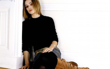 Картинка девушки keira+knightley свитер актриса кира найтли браслет сапоги юбка