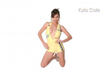 Картинка девушки kyla+cole шатенка комбинезон