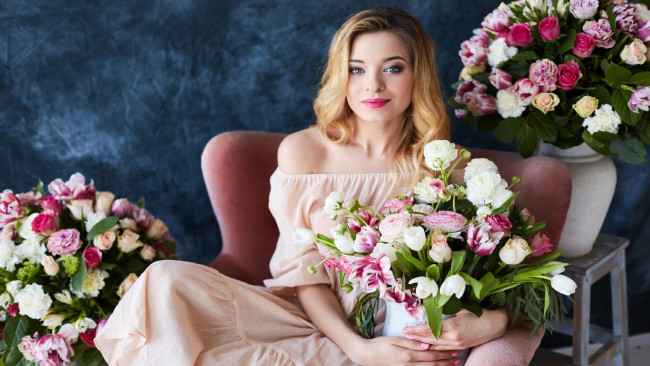 Обои картинки фото девушки, - блондинки,  светловолосые, букеты, цветы, рыженькая