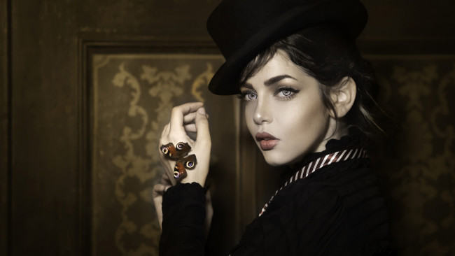 Обои картинки фото девушки, - лица,  портреты, профиль, брюнетка, шляпа, бабочка