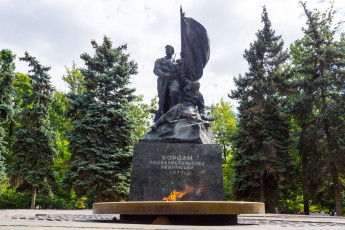 Картинка города -+памятники +скульптуры +арт-объекты памятник напротив театра оперы и балета саратов россия