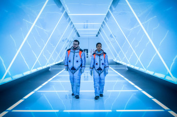 обоя moonfall  || 2022, кино фильмы, moonfall, падение, луны, фантастика, боевик, halle, berry, холли, берри, john, bradley