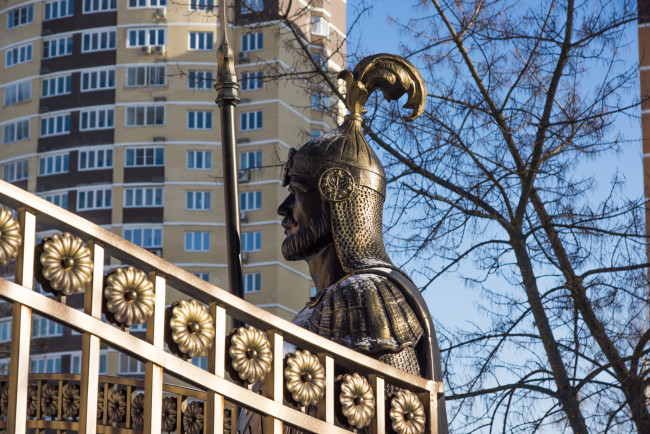 Обои картинки фото города, - памятники,  скульптуры,  арт-объекты, богатырь, парк, лукоморье, совхоз, имени, ленина, московская, область, главные, ворота