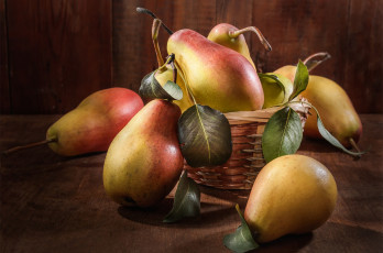 Картинка еда груши листья стол доски желтые фрукты натюрморт плетенка