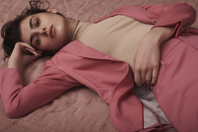 Обои картинки фото девушка - girl, девушки, - брюнетки,  шатенки, девушка, женщина, брюнетка, темноволосая, сексуальная, модель, звезда, позирует, разная, обувь, верхняя, стильная, одежда, нижнее, эротическое, бельё, трусы, лифчик, колготки, чулки, аксессуары, макияж, и, множество, элементов, на, фотографии