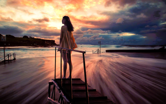 Обои картинки фото девушки, - азиатки, наряд, закат, тучи, море, мостки