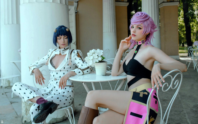 Обои картинки фото девушки, tenletters, костюмы, образы, стол, стулья, колонны