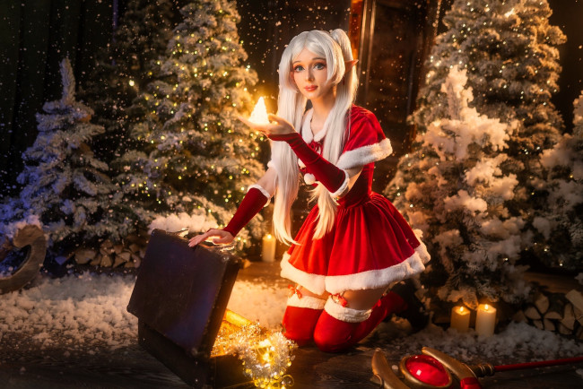 Обои картинки фото девушки, marina montale, образ, костюм, косплей, ёлки, снег, чемодан, свечи, посох