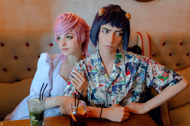 Обои картинки фото девушки, tenletters, костюмы, образы, стол, коктейли, диван