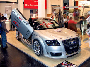 Картинка автомобили выставки уличные фото