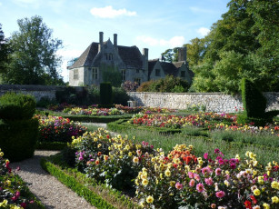 Картинка города здания дома дом забор клумбы