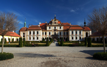 Картинка города дворцы замки крепости замок кусты дорожки весна