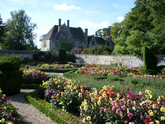 Обои картинки фото города, здания, дома, дом, забор, клумбы