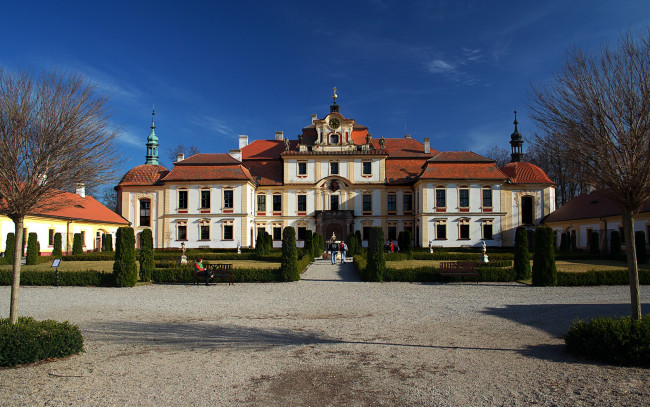 Обои картинки фото города, дворцы, замки, крепости, замок, кусты, дорожки, весна