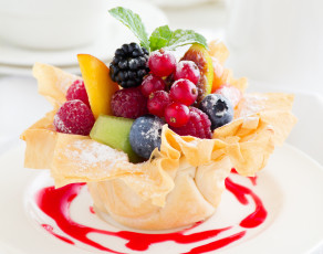 Картинка еда мороженое +десерты корзинка ягоды сироп