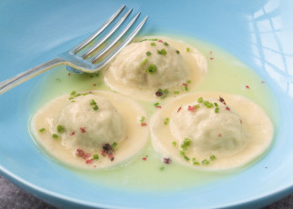 Картинка еда пельмени +манты +вареники соус зелень