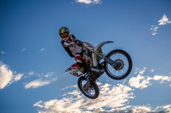 Картинка спорт мотокросс гонщик байк прыжок кросс