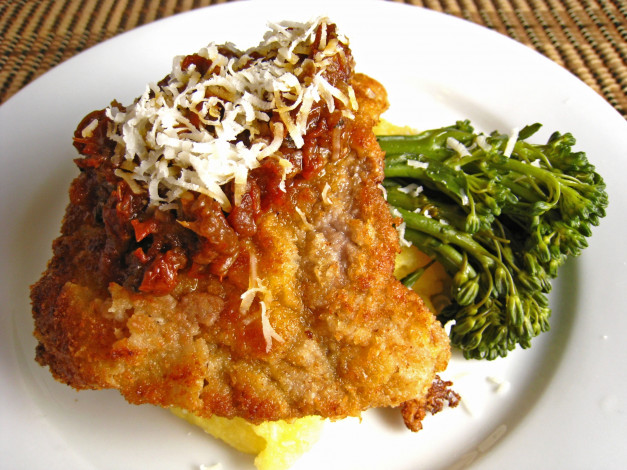 Обои картинки фото еда, мясные блюда, зелень, сыр, соус, мясо