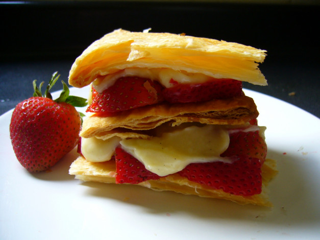 Обои картинки фото еда, пирожные,  кексы,  печенье, десерт, слойка, клубника, крем