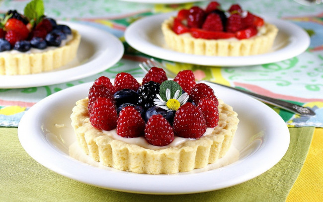 Обои картинки фото еда, пирожные,  кексы,  печенье, черника, ежевика, малина