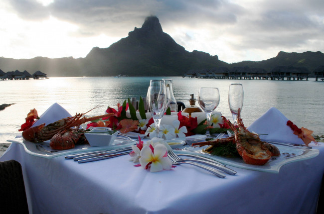 Обои картинки фото еда, сервировка, плюмерия, салфетки, приборы