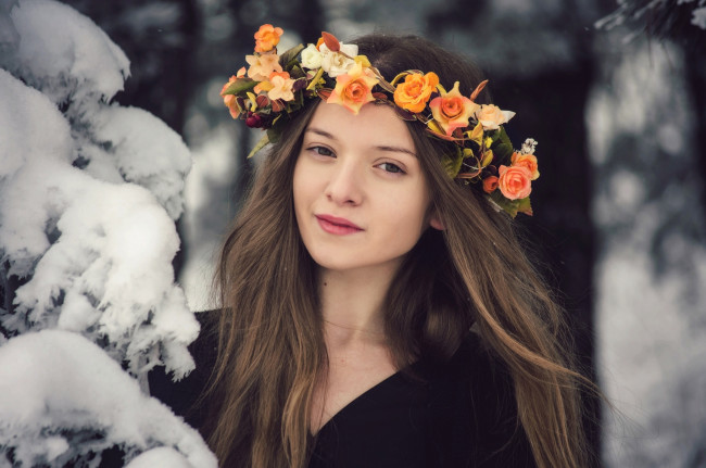 Обои картинки фото девушки, -unsort , лица,  портреты, снег, венок