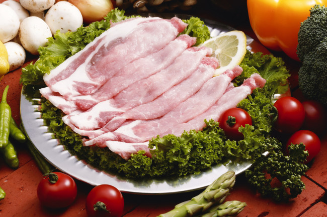 Обои картинки фото еда, мясные блюда, зелень, помидоры, отбивные, мясо, томаты