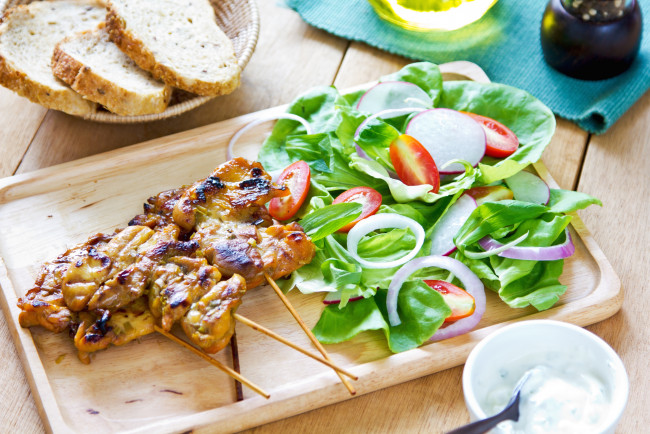 Обои картинки фото еда, шашлык,  барбекю, мясо, салат