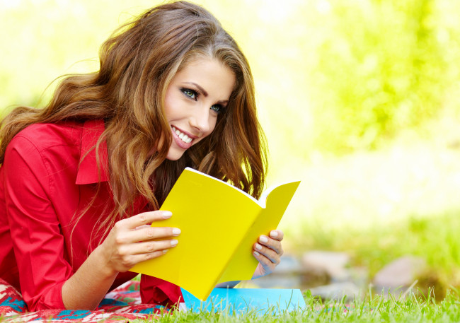 Обои картинки фото девушки, -unsort , брюнетки,  шатенки, трава, книга, девушка