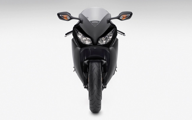 Обои картинки фото мотоциклы, honda, белый, фон, черная, хонда