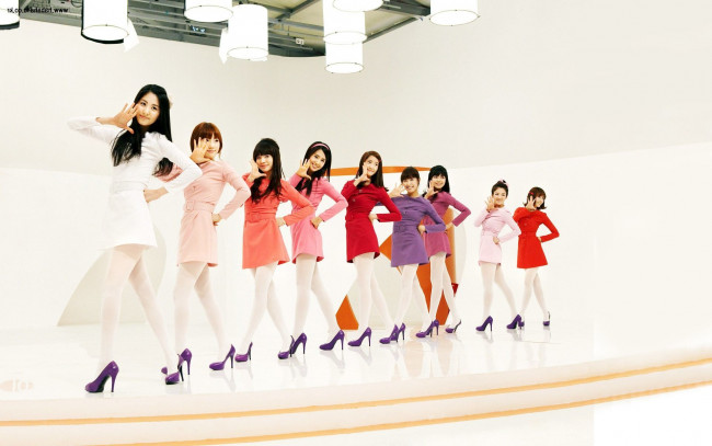 Обои картинки фото музыка, girls generation , snsd, бабблгам-поп, данс-поп, фон, взгляд, девушки, молодежный, электро-поп, k-pop, поп, корея