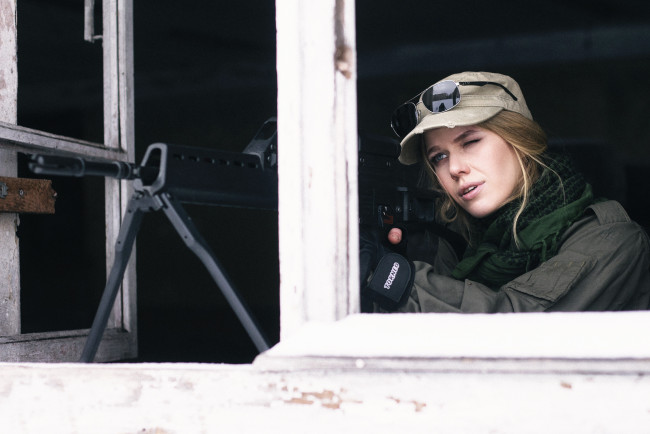 Обои картинки фото девушки, -unsort , девушки с оружием, окно