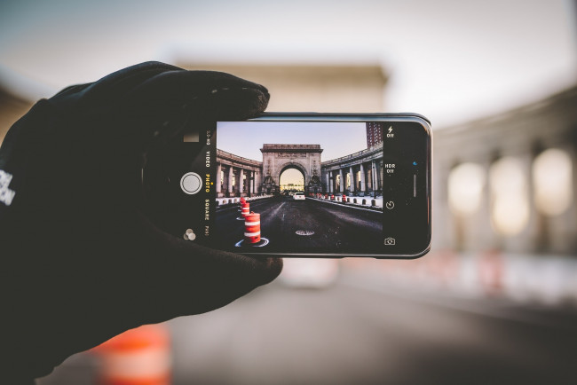 Обои картинки фото компьютеры, ipod,  ipad,  iphone, рука, город, телефон, перчатка, съемка