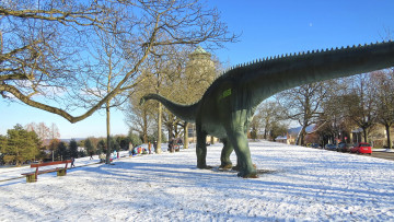 Картинка города -+памятники +скульптуры +арт-объекты снег деревья динозавр