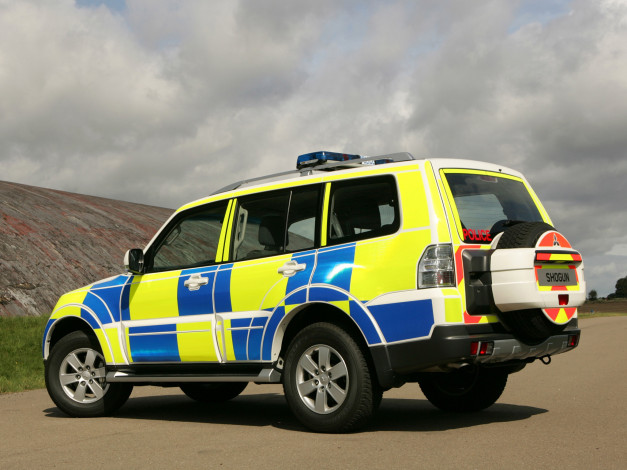 Обои картинки фото mitsubishi shogun 5-door police 2006, автомобили, полиция, mitsubishi, shogun, 5-door, police, 2006