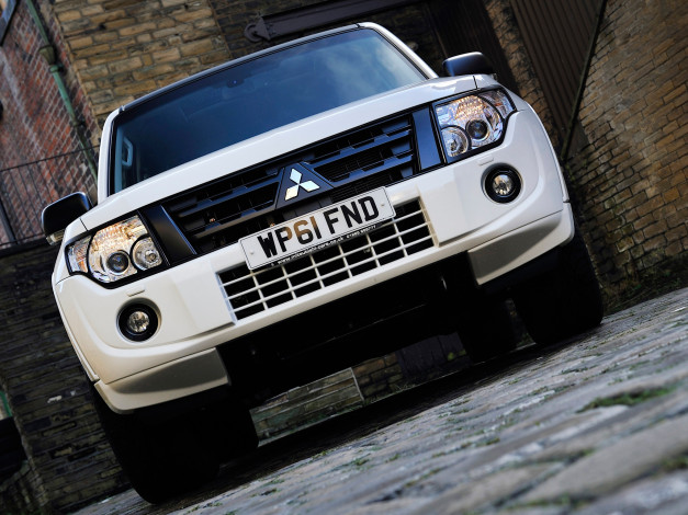 Обои картинки фото mitsubishi shogun black 2012, автомобили, mitsubishi, shogun, black, 2012