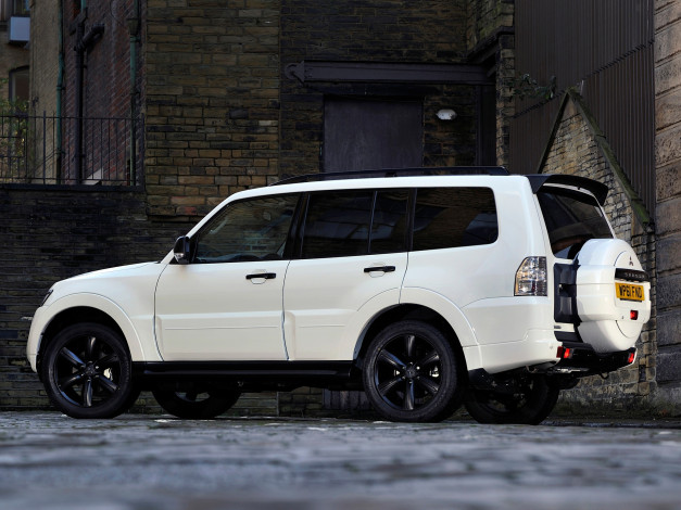 Обои картинки фото mitsubishi shogun black 2012, автомобили, mitsubishi, shogun, black, 2012
